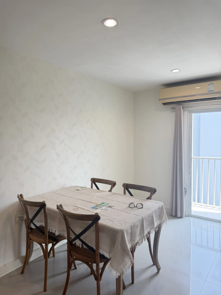 Sell / rent Metro Park Sathorn Condo, furniture + complete electrical appliances The most corner room Hurry up to reserve it.