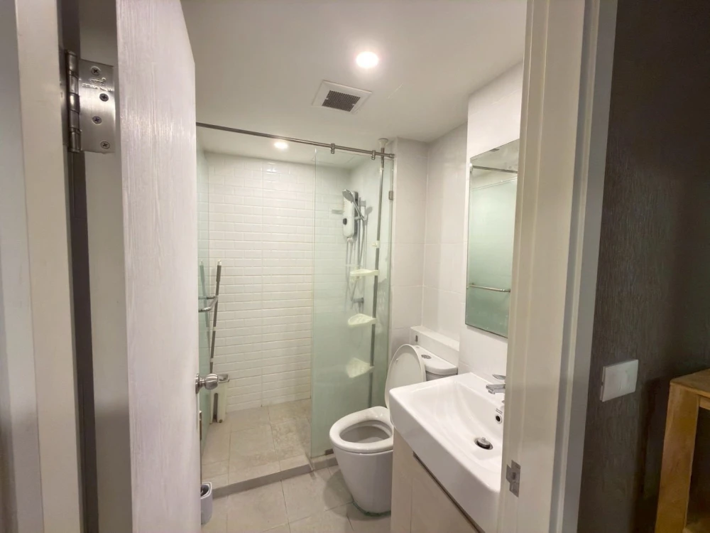 For sale/rent: Chewathai Hallmark Ladprao-Chokchai 4. Nice room, fully furnished + appliances included. Just bring your personal belongings and move i