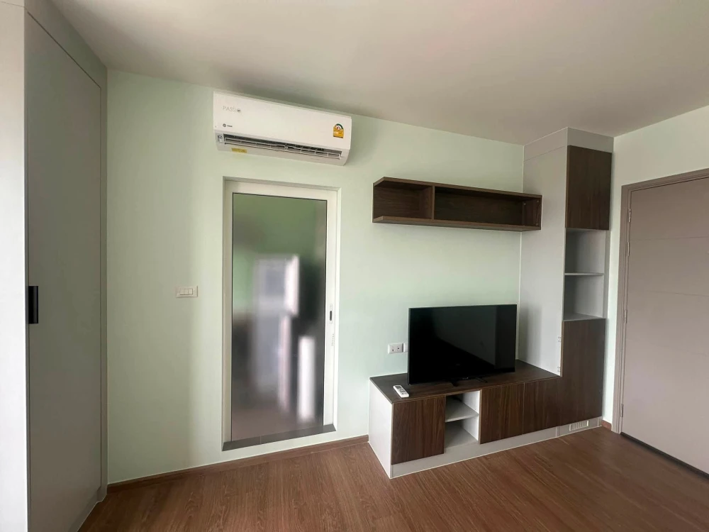 For sale and rent, D Condo Charan-Bang Khun Non. The room is ready to move in. Good electrical appliances Don't just look, hurry and reserve now.