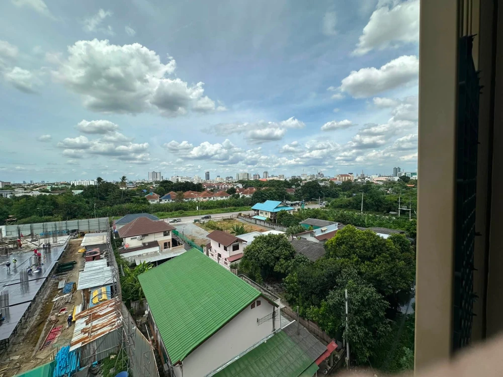 For sale and rent, D Condo Charan-Bang Khun Non. The room is ready to move in. Good electrical appliances Don't just look, hurry and reserve now.