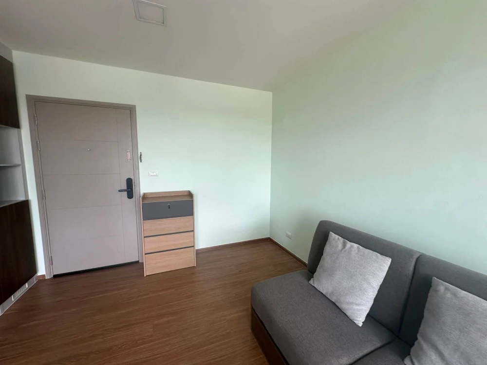 For sale and rent, D Condo Charan-Bang Khun Non. The room is ready to move in. Good electrical appliances Don't just look, hurry and reserve now.