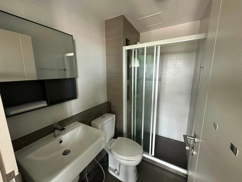 For sale and rent, D Condo Charan-Bang Khun Non. The room is ready to move in. Good electrical appliances Don't just look, hurry and reserve now.