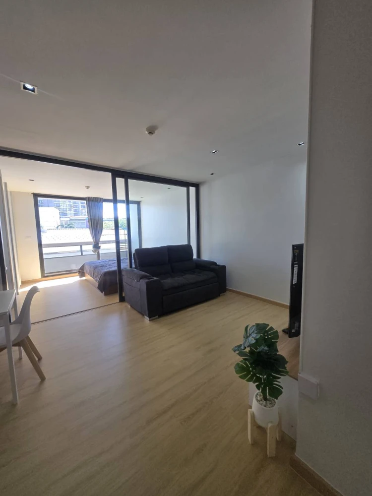 For sale and rent, Formosa Lat Phrao 7, room decorated in minimalist tones, very minimalist, good furniture. Minimalists, reserve now.