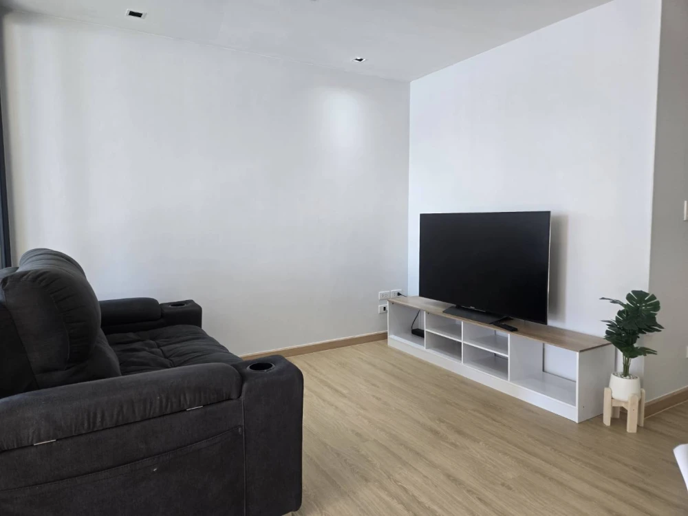 For sale and rent, Formosa Lat Phrao 7, room decorated in minimalist tones, very minimalist, good furniture. Minimalists, reserve now.