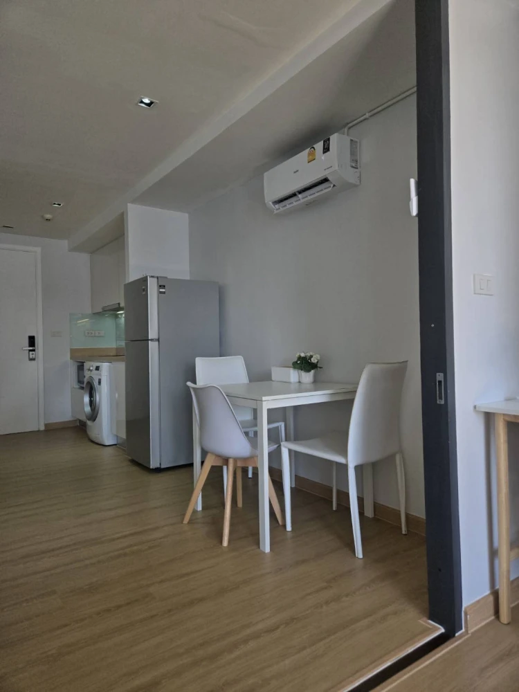 For sale and rent, Formosa Lat Phrao 7, room decorated in minimalist tones, very minimalist, good furniture. Minimalists, reserve now.