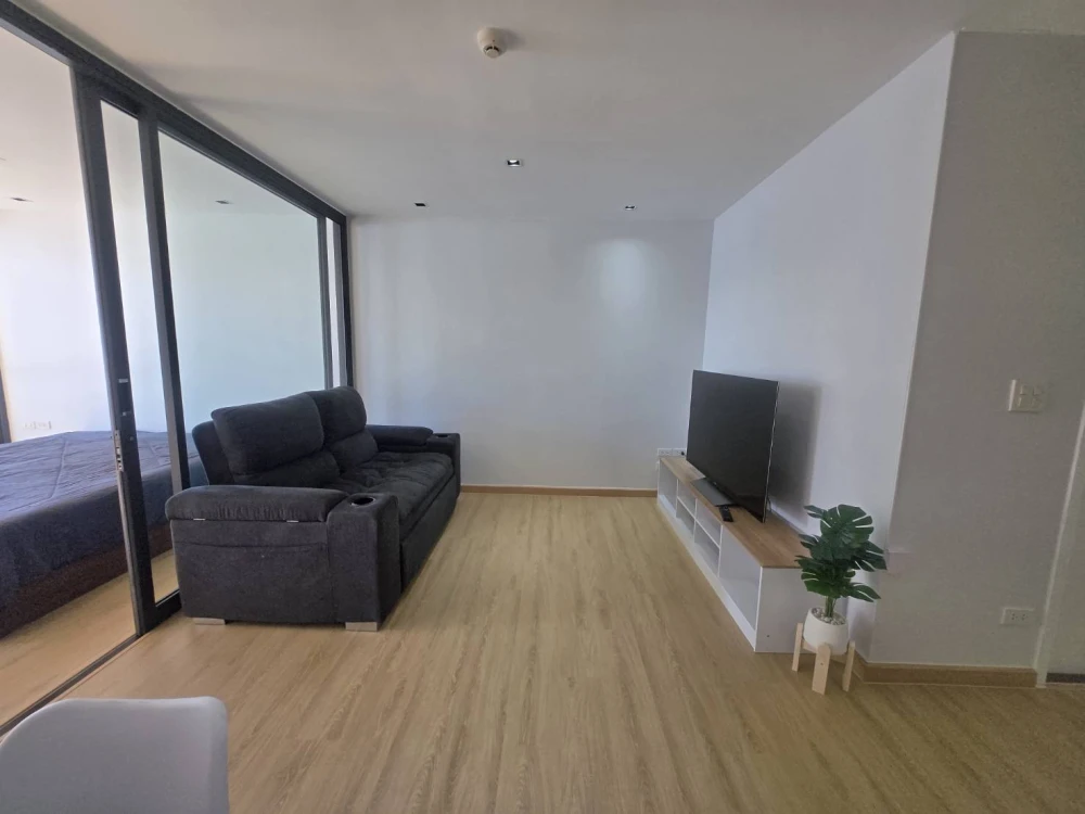 For sale and rent, Formosa Lat Phrao 7, room decorated in minimalist tones, very minimalist, good furniture. Minimalists, reserve now.