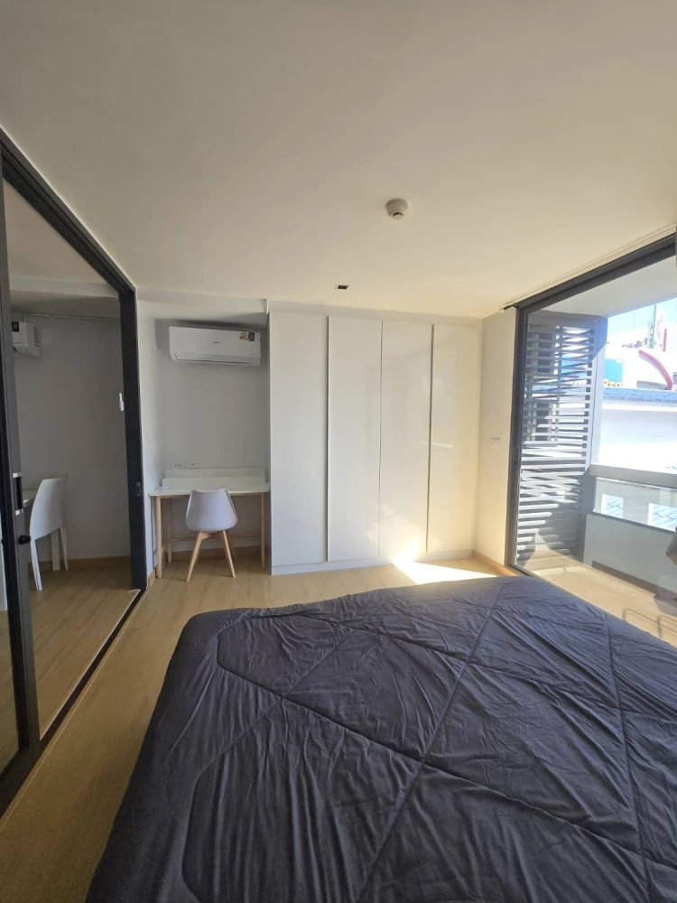 For sale and rent, Formosa Lat Phrao 7, room decorated in minimalist tones, very minimalist, good furniture. Minimalists, reserve now.