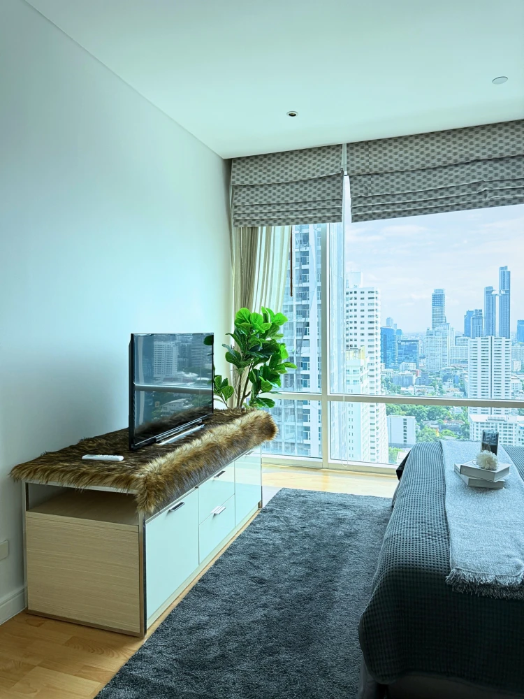 For sale or rent, Fullerton Sukhumvit, high floor, spacious room, plenty of usable space. Don't postpone it. It's good like this. Book now.