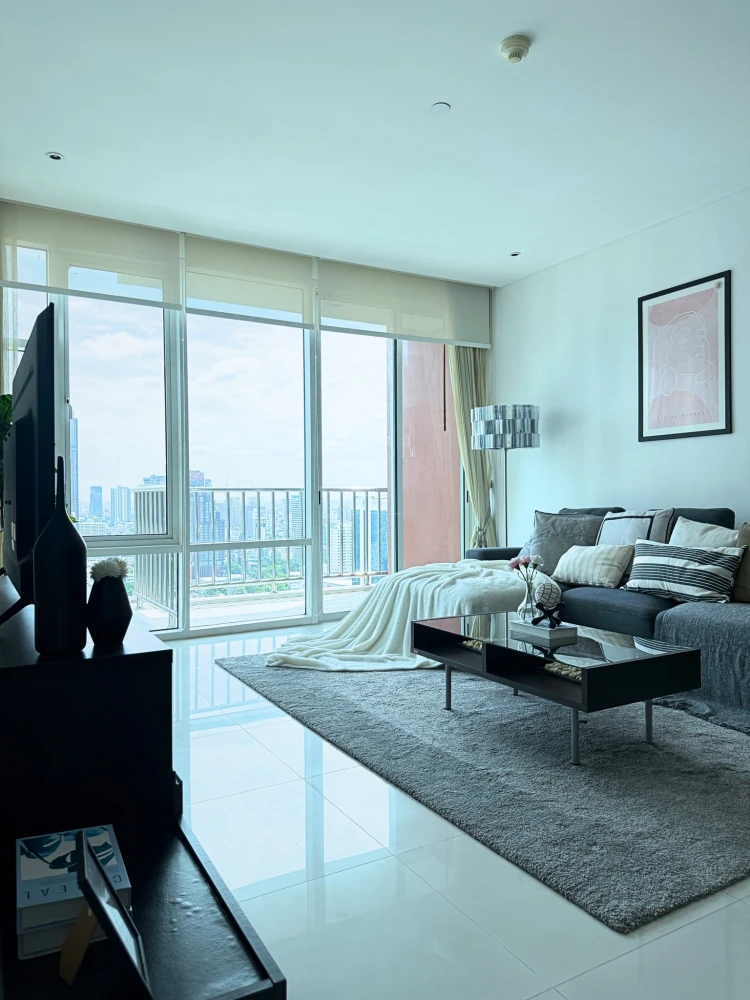 For sale or rent, Fullerton Sukhumvit, high floor, spacious room, plenty of usable space. Don't postpone it. It's good like this. Book now.