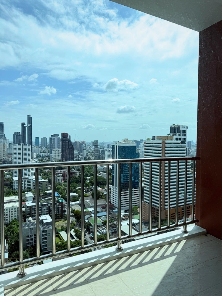For sale or rent, Fullerton Sukhumvit, high floor, spacious room, plenty of usable space. Don't postpone it. It's good like this. Book now.