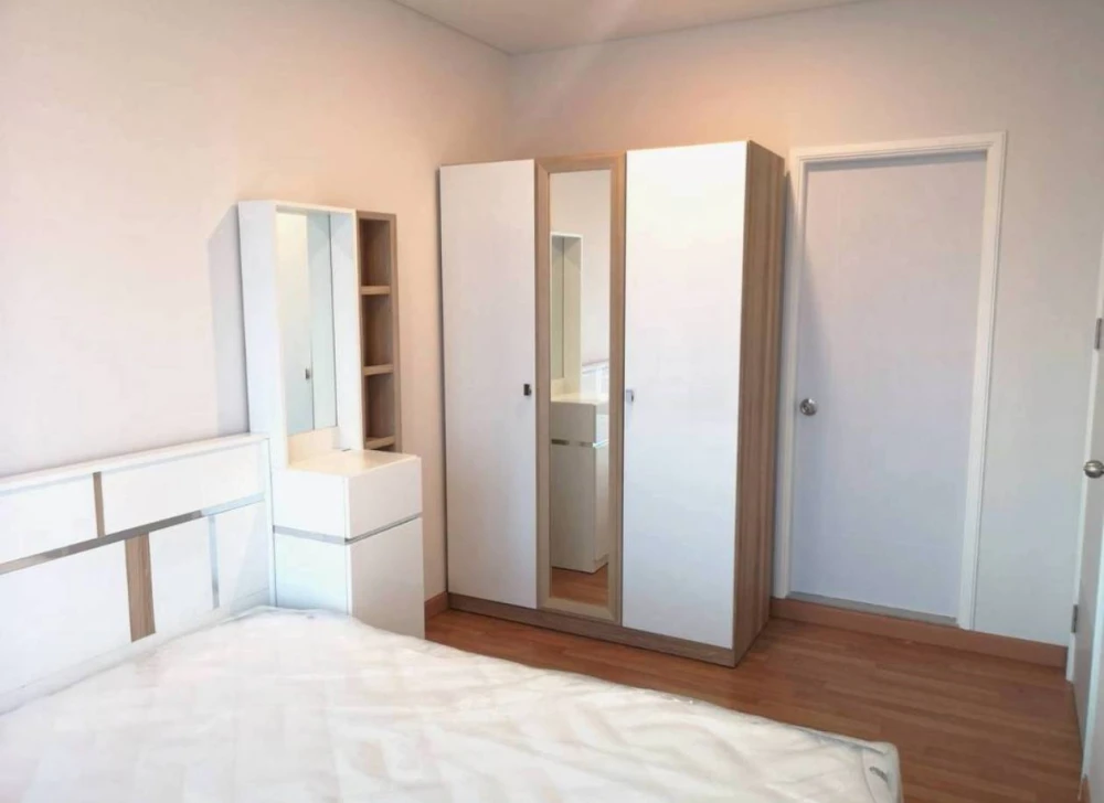 For sale/rent: Lumpini Place Ratchada-Sathu, high floor unit, very livable, fully furnished, beautiful city view. Book now!