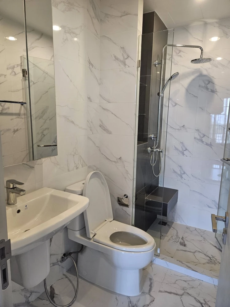 Niche Pride Taopoon condo: Compact 28 sq m unit with 2.7-meter high ceilings. The use of large glass walls creates a bright, airy, and comfortable fee