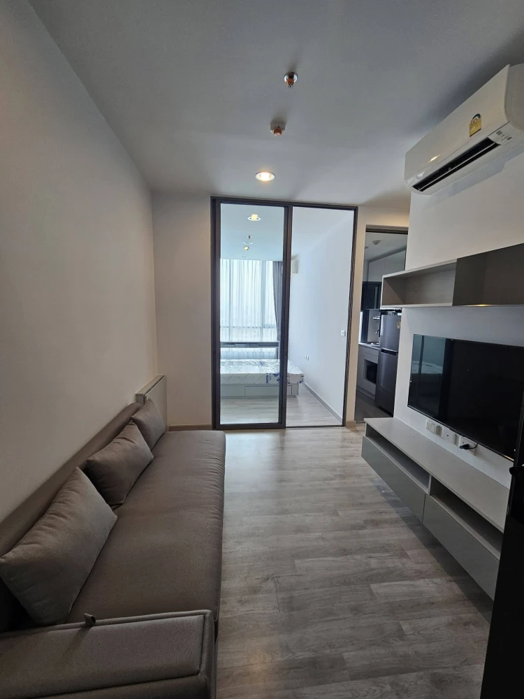 Niche Pride Taopoon condo: Compact 28 sq m unit with 2.7-meter high ceilings. The use of large glass walls creates a bright, airy, and comfortable fee