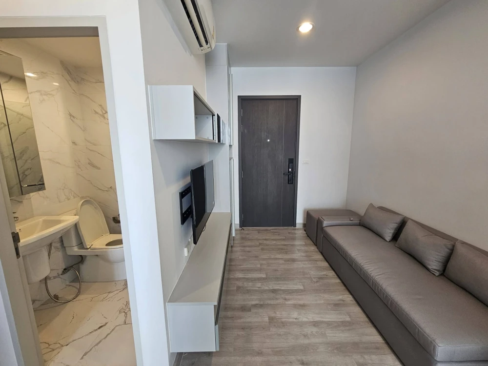 Niche Pride Taopoon condo: Compact 28 sq m unit with 2.7-meter high ceilings. The use of large glass walls creates a bright, airy, and comfortable fee