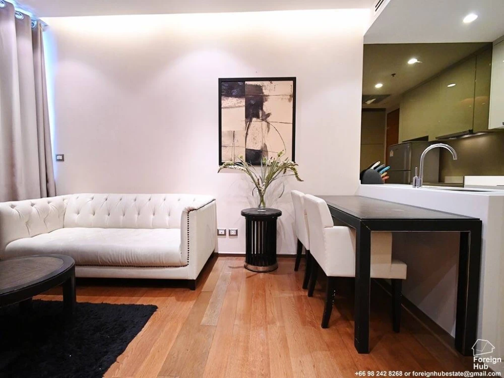 Condo The Address Sukhumvit 28 Near BTS Phrom Phong, convenient travel.
