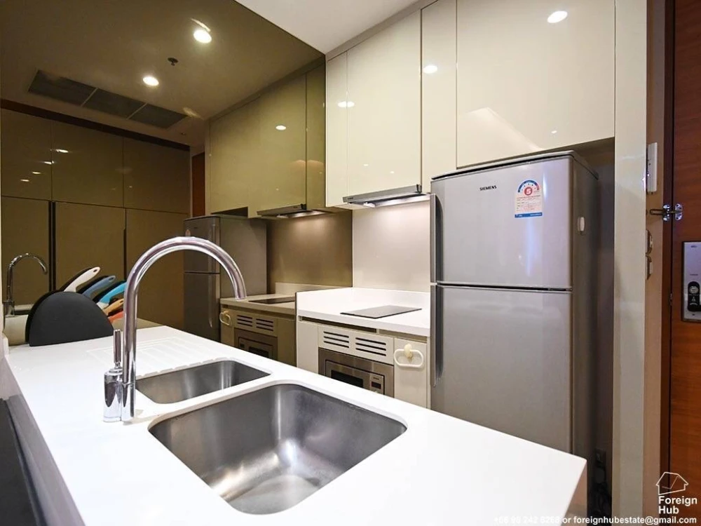 Condo The Address Sukhumvit 28 Near BTS Phrom Phong, convenient travel.