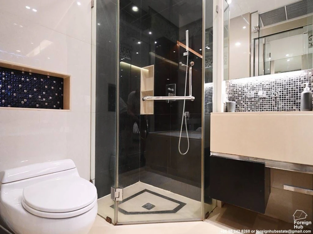Condo The Address Sukhumvit 28 Near BTS Phrom Phong, convenient travel.