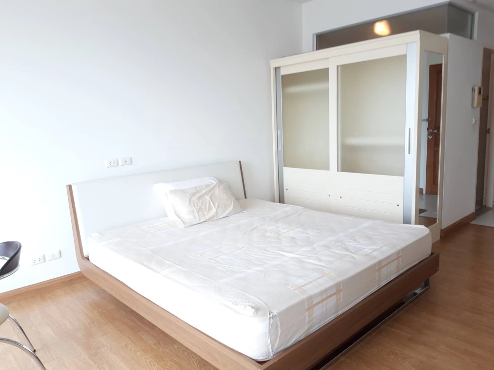 Supalai River Place Condo, high floor unit with Chao Phraya River view. Spacious and comfortable. Book now!