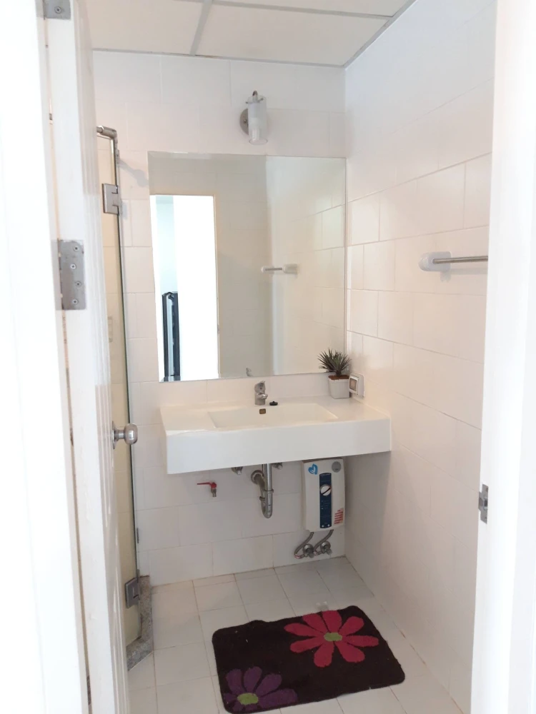 Supalai River Place Condo, high floor unit with Chao Phraya River view. Spacious and comfortable. Book now!