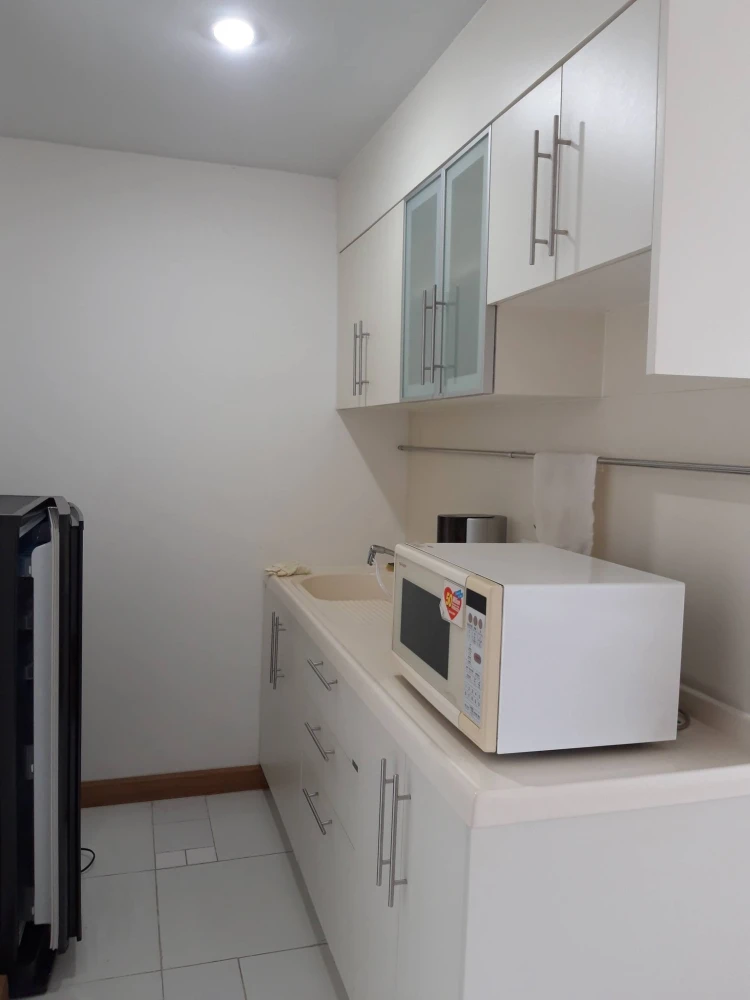 Supalai River Place Condo, high floor unit with Chao Phraya River view. Spacious and comfortable. Book now!