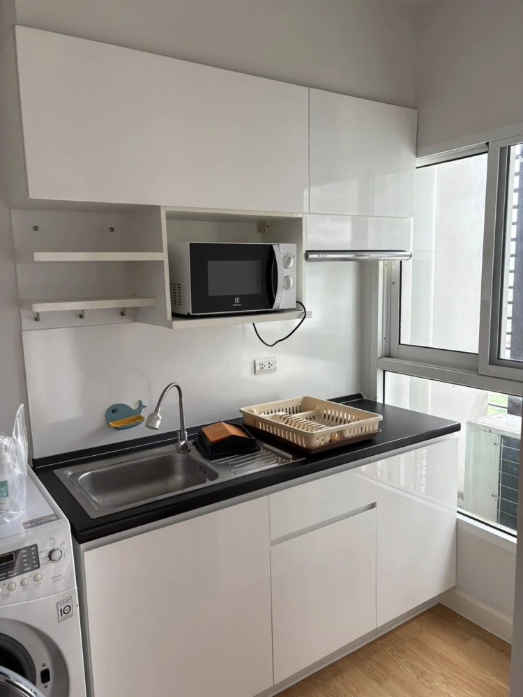 The Parkland Grand Taksin Condo is suitable for both living and investing. It is very easy to rent out.