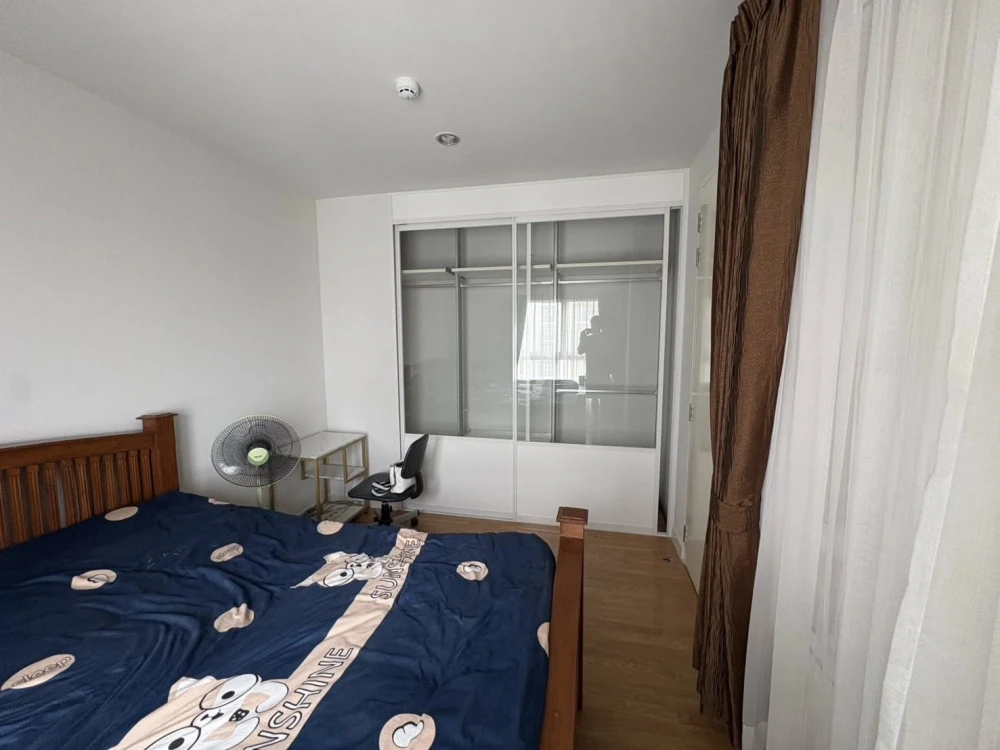 The Parkland Grand Taksin Condo is suitable for both living and investing. It is very easy to rent out.