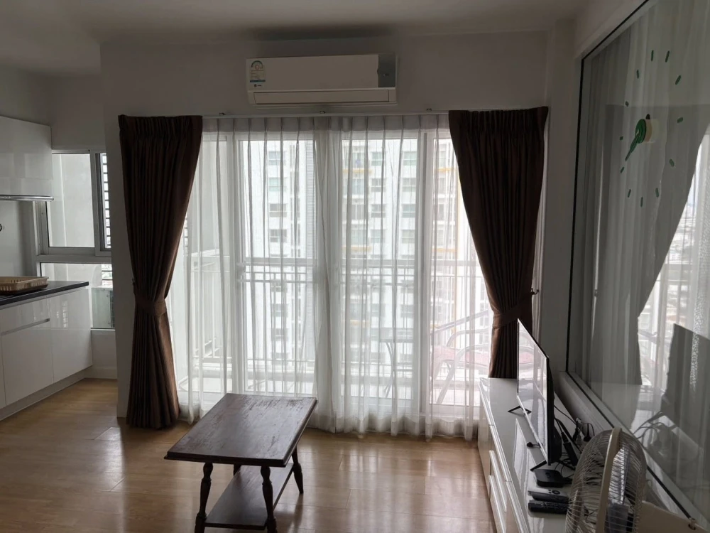 The Parkland Grand Taksin Condo is suitable for both living and investing. It is very easy to rent out.