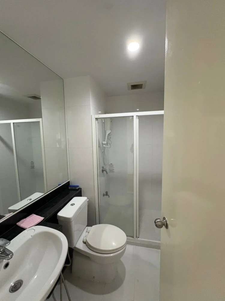The Parkland Grand Taksin Condo is suitable for both living and investing. It is very easy to rent out.