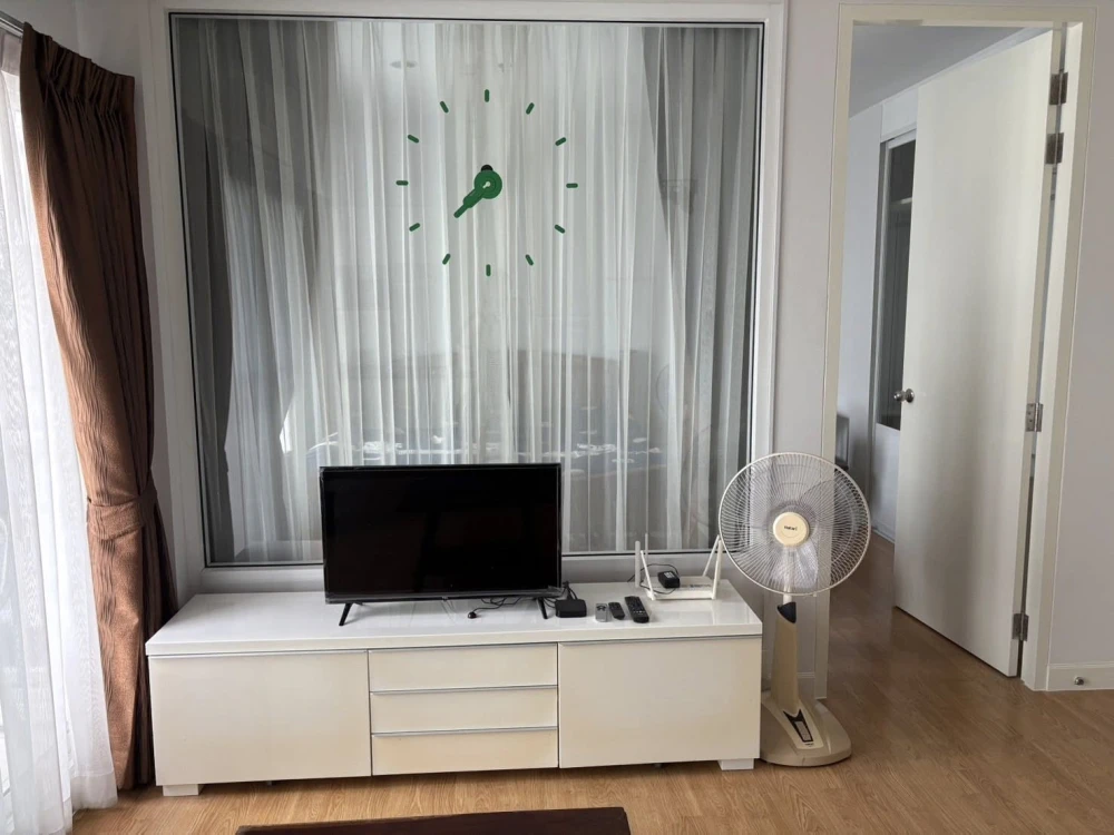 The Parkland Grand Taksin Condo is suitable for both living and investing. It is very easy to rent out.