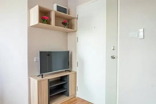 Condo for rent, Lumpini Mix Theparak - Srinakarin. The unit is partitioned into separate, clearly defined zones. Great price! Book now!