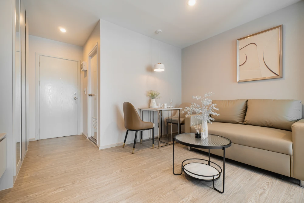 Condo for rent, Regent Home Bangna. Nice, comfortable room with a white, soothing color scheme. Affordable price. Everything you need in one place. Bo