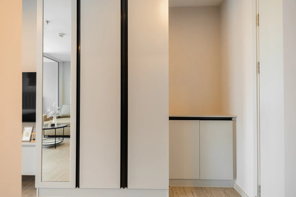 Condo for rent, Regent Home Bangna. Nice, comfortable room with a white, soothing color scheme. Affordable price. Everything you need in one place. Bo
