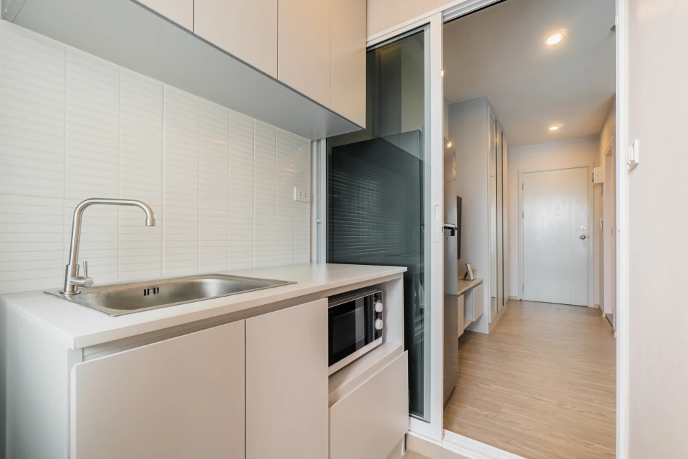 Condo for rent, Regent Home Bangna. Nice, comfortable room with a white, soothing color scheme. Affordable price. Everything you need in one place. Bo