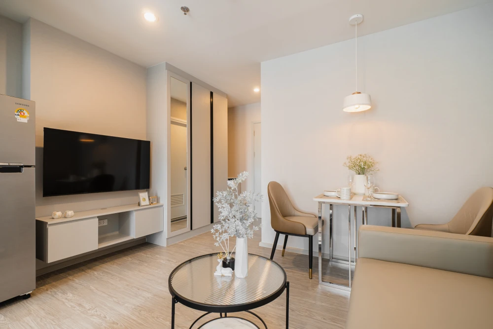 Condo for rent, Regent Home Bangna. Nice, comfortable room with a white, soothing color scheme. Affordable price. Everything you need in one place. Bo