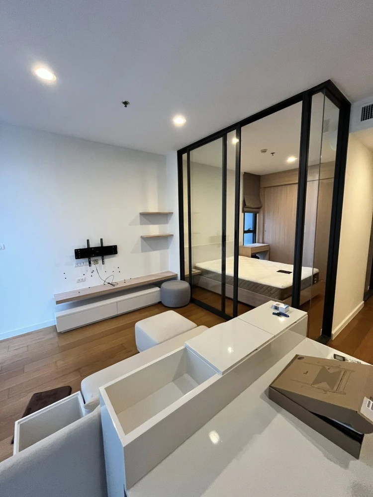 Condo for rent, Bright Wongwian Yai, 20th floor, inner side, corner unit with pool view. Book today! Don't miss out!