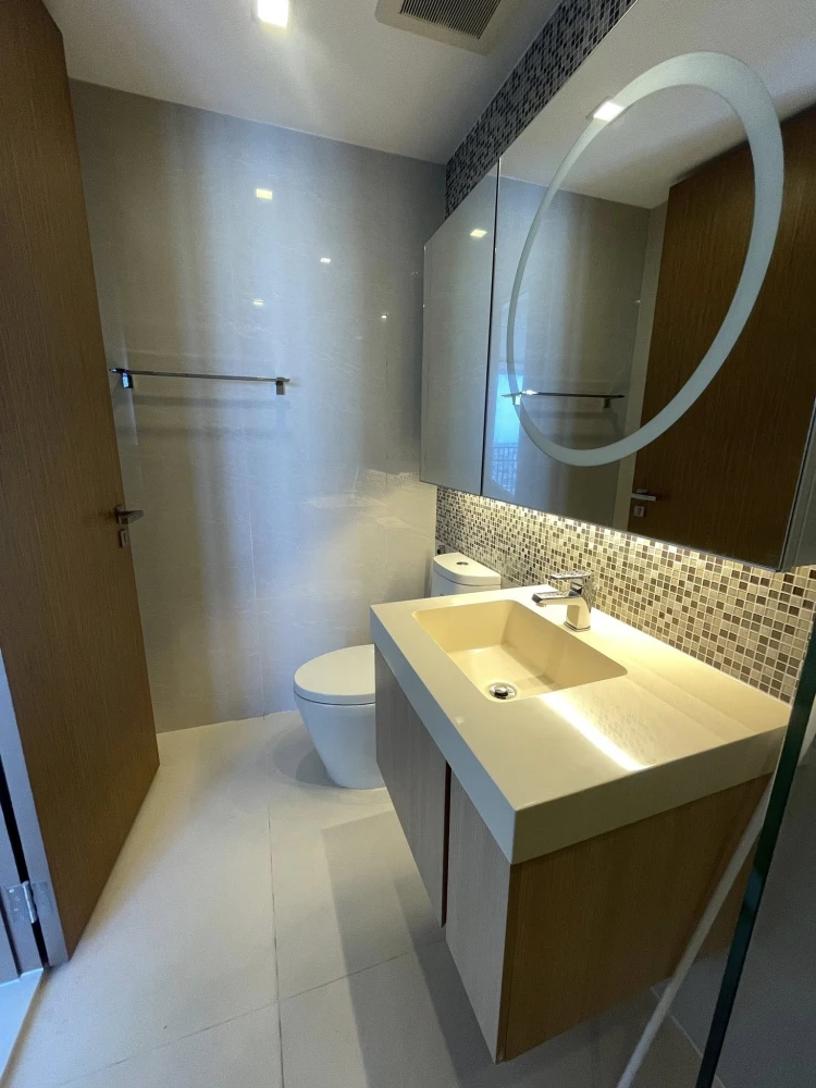 Condo for rent, Bright Wongwian Yai, 20th floor, inner side, corner unit with pool view. Book today! Don't miss out!