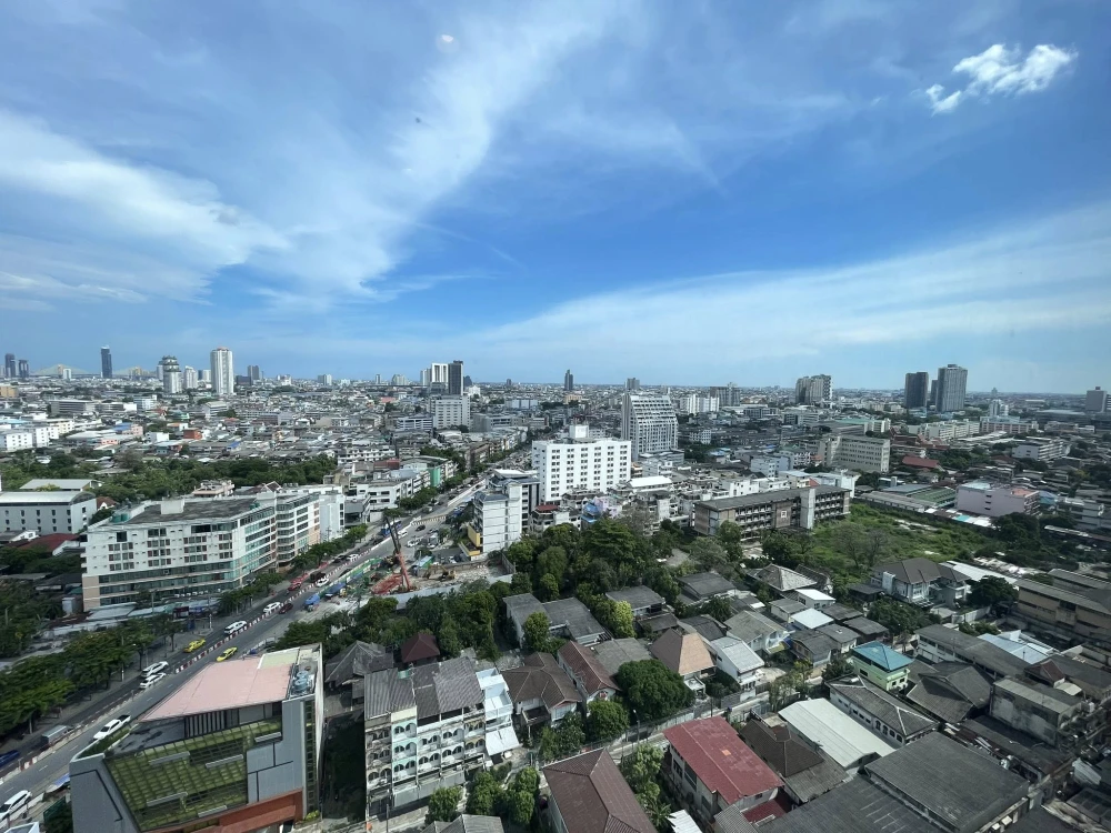 Condo for rent, Bright Wongwian Yai, 20th floor, inner side, corner unit with pool view. Book today! Don't miss out!
