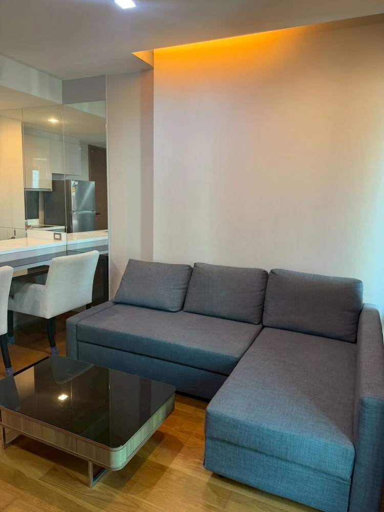 Condominium for rent in the heart of the city – The Address Sathorn. 1-bedroom unit with a bathtub, east-facing view, and convenient transportation.
