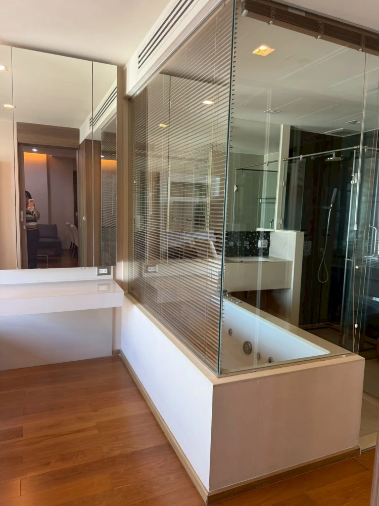 Condominium for rent in the heart of the city – The Address Sathorn. 1-bedroom unit with a bathtub, east-facing view, and convenient transportation.