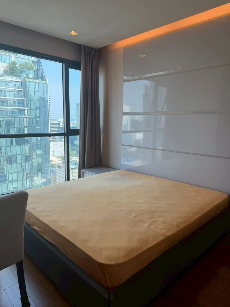 Condominium for rent in the heart of the city – The Address Sathorn. 1-bedroom unit with a bathtub, east-facing view, and convenient transportation.