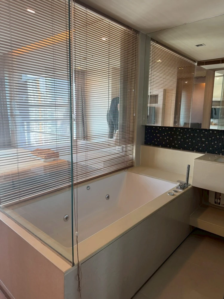 Condominium for rent in the heart of the city – The Address Sathorn. 1-bedroom unit with a bathtub, east-facing view, and convenient transportation.