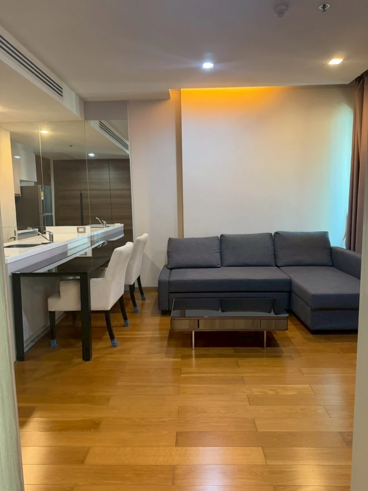 Condominium for rent in the heart of the city – The Address Sathorn. 1-bedroom unit with a bathtub, east-facing view, and convenient transportation.
