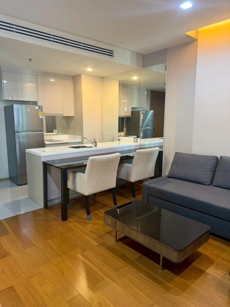 Condominium for rent in the heart of the city – The Address Sathorn. 1-bedroom unit with a bathtub, east-facing view, and convenient transportation.