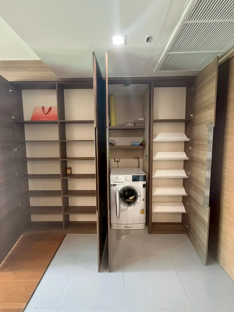 Condominium for rent in the heart of the city – The Address Sathorn. 1-bedroom unit with a bathtub, east-facing view, and convenient transportation.
