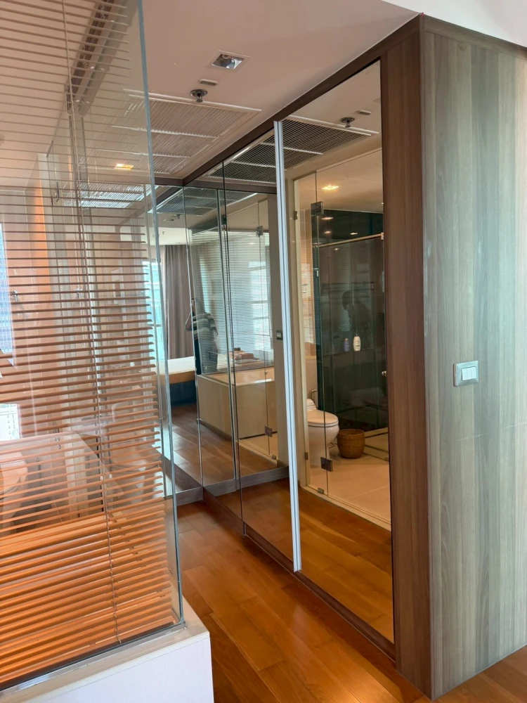 Condominium for rent in the heart of the city – The Address Sathorn. 1-bedroom unit with a bathtub, east-facing view, and convenient transportation.
