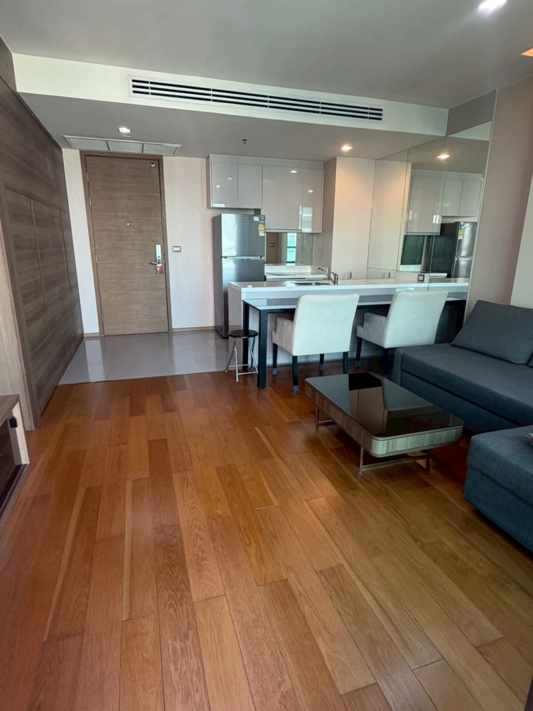 Condominium for rent in the heart of the city – The Address Sathorn. 1-bedroom unit with a bathtub, east-facing view, and convenient transportation.
