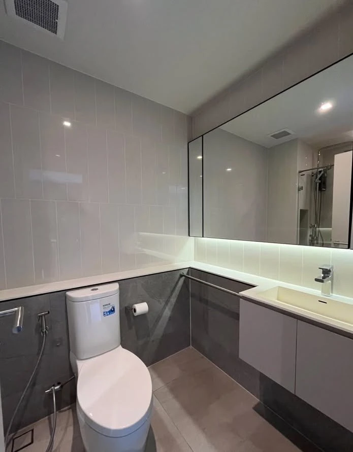 OMG, this room is incredibly beautiful! For Sale/Rent at The Reserve Phahol-Pradipat. Built-in bed, stylish and chic. Grab it now!