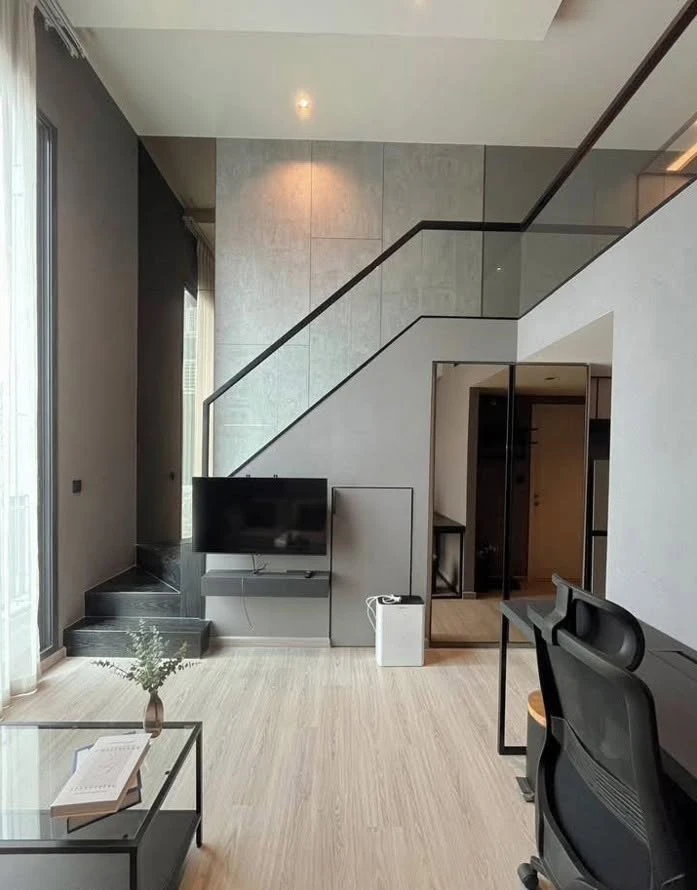 OMG, this room is incredibly beautiful! For Sale/Rent at The Reserve Phahol-Pradipat. Built-in bed, stylish and chic. Grab it now!