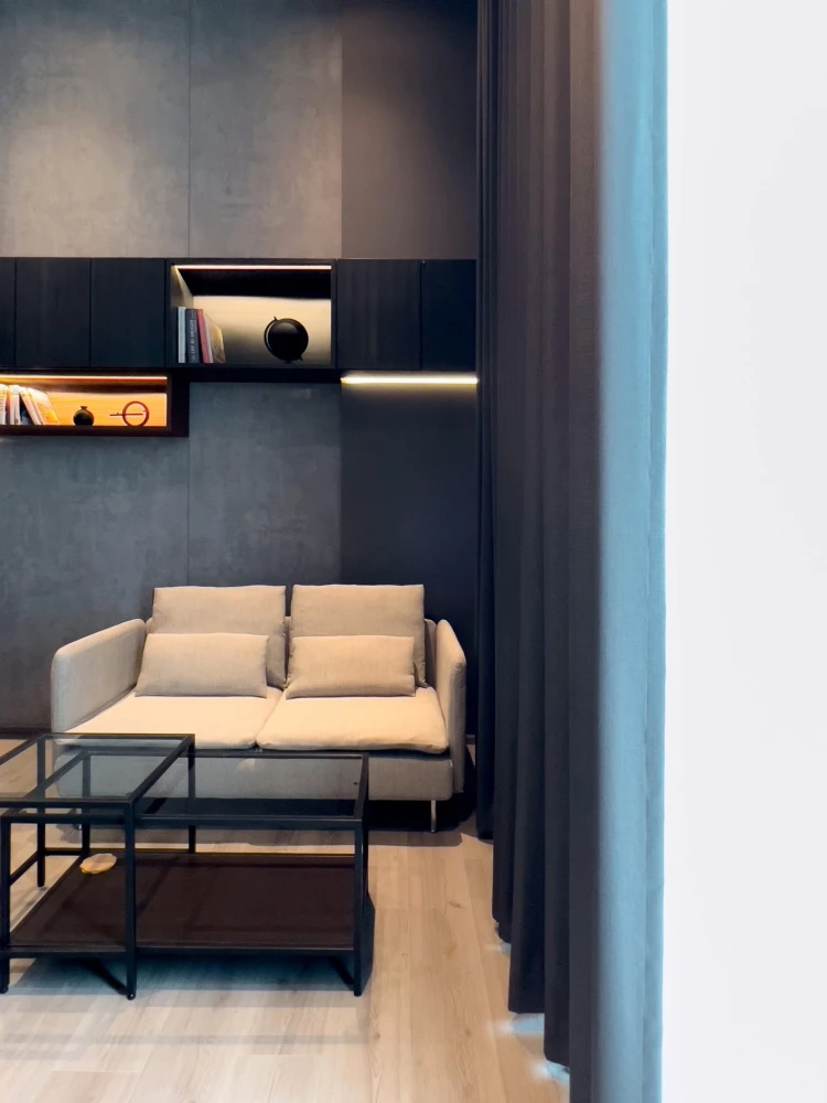 OMG, this room is incredibly beautiful! For Sale/Rent at The Reserve Phahol-Pradipat. Built-in bed, stylish and chic. Grab it now!