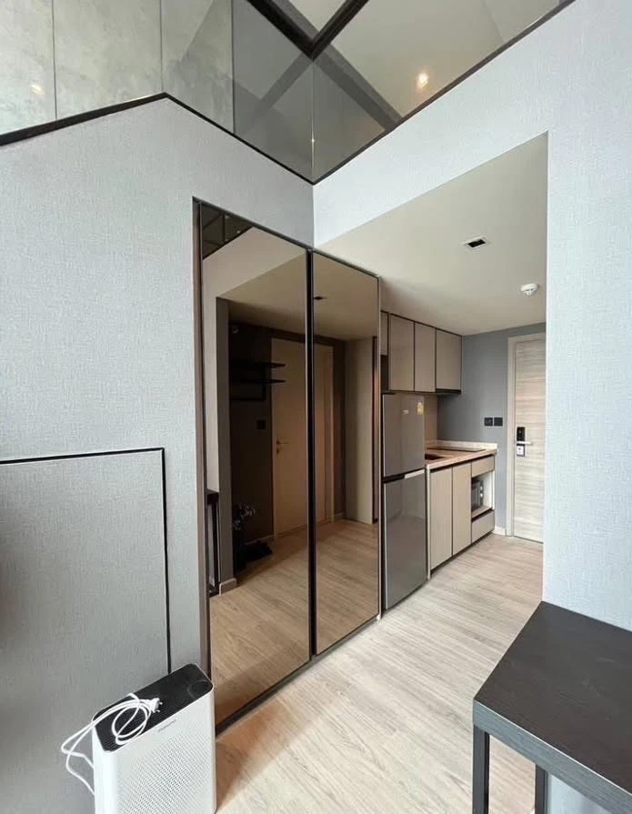 OMG, this room is incredibly beautiful! For Sale/Rent at The Reserve Phahol-Pradipat. Built-in bed, stylish and chic. Grab it now!